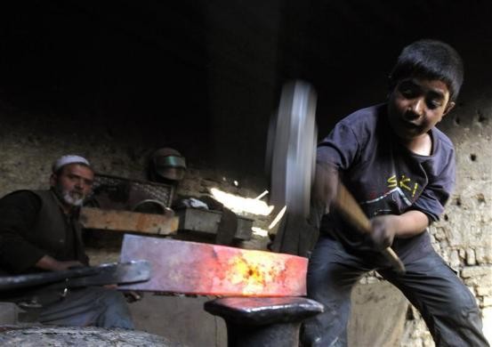 Abdul Wahab, cậu bé người Afghanistan làm việc tại một xưởng rèn ở Kabul, Afghanistan ngày 14/12/2010.