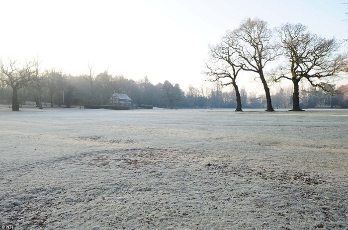 Mặt đất phủ sương giá ở công viên West Midlands