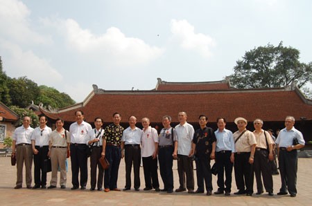 Đoàn cựu chiến binh Trung Quốc thăm Văn Miếu - Quốc Tử Giám. Ảnh nguồn QĐND