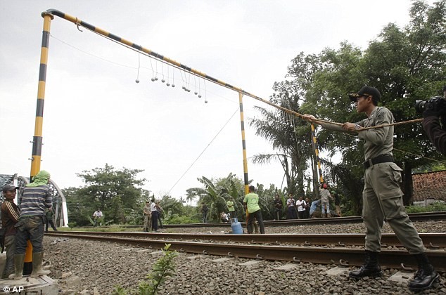 Một rào chắc bằng bóng sắt được dựng lên ở Indonesia