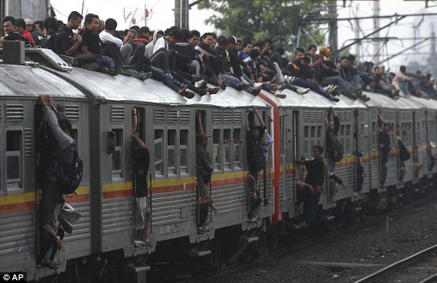 Những chuyến tàu quá tải tại Indonesia