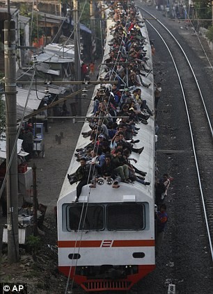 Hành khách đi trên nóc tàu hỏa tại Indonesia