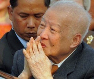 Cựu Quốc vương Norodom Sihanouk tại sân bay quốc tế Phnom Penh khi ông trở về từ Trung Quốc sau đợt điều trị y tế năm 2011