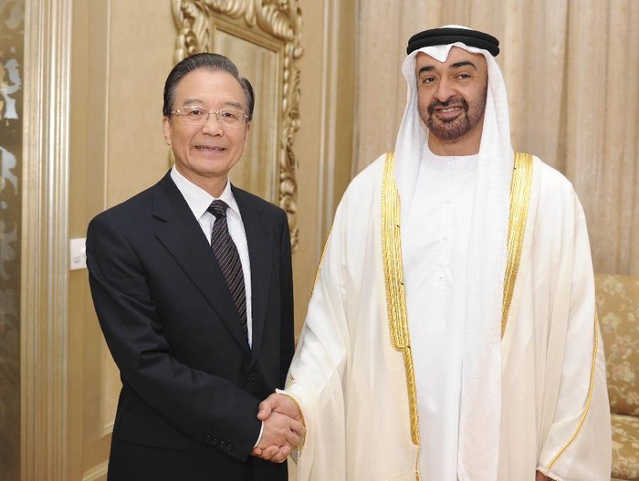 Thủ tướng Trung Quốc bắt tay Thái tử UAE Mohammed bin Zayed al-Nahayan tại Abu Dhabi trong khuông khổ chuyến thăm các nước vùng Vịnh ngày 17/1/2012. Ảnh Xinhua