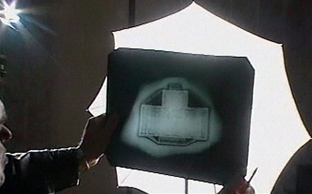 Phim X-quang cho thấy thiết bị điện tử giấu trong tảng đá giả tìm thấy ở Moscow