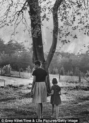 Mildred đi dạo với con gái xung quanh nhà của họ năm 1965