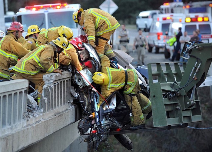 Các nhân viên cứu hỏa giải cứu một gia đình bị kẹt trong chiếc xe hơi lủng lẳng trên cầu tại Quốc lộ 101 gần Buellton, California sau khi xảy ra va chạm với một chiếc xe tải khiến lái xe này bị thiệt mạng ngày 12/1.
