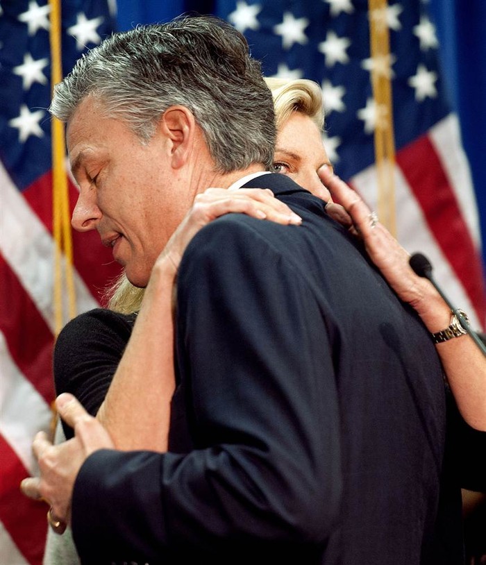 Cựu thống đốc bang Utah John Huntsman nhận cái ôm từ vợ là Mary Kaye sau khi tuyên bố ngừng tham gia chiến dịch tranh cử chức Tổng thống Mỹ 2012 hôm 16/1.