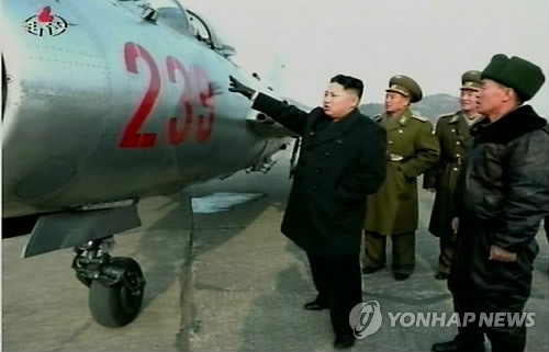 Kim Jong-un tại đơn vị không quân 354 ngày 20/1. Ảnh Yonhap/KCNA