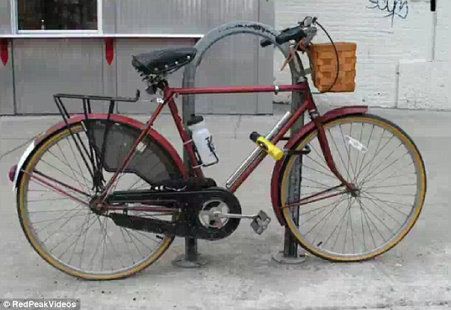 Chiếc xe đạp đầy đủ giỏ, chai nước, đèn, chuông và được khóa cẩn thận trên phố SOHA ở New York ngày 1/1/2011.
