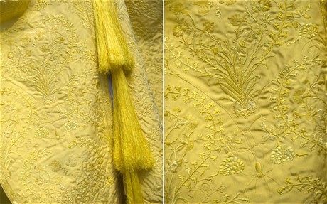 Vải lụa được dệt từ tơ của nhện cái Orb vàng chuyên sống ở cao nguyên Madagascar.
