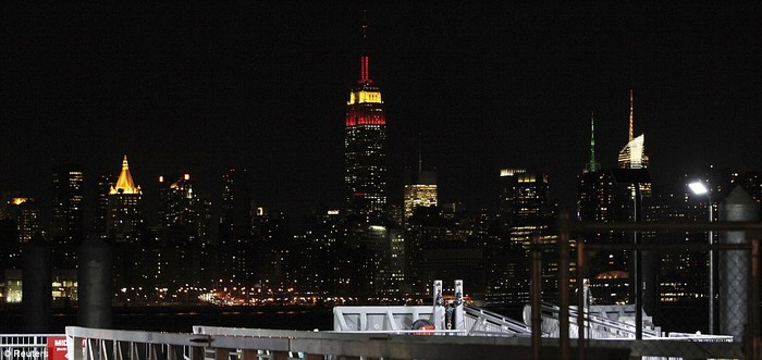 Tòa tháp Empire State thắp sáng ánh đèn mừng Tết Nguyên đán