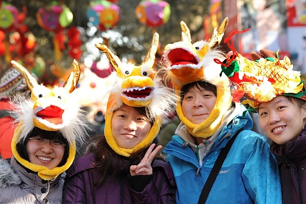 Những cô gái đội mũ rồng đi chợ Tết tại Bắc Kinh, Trung Quốc