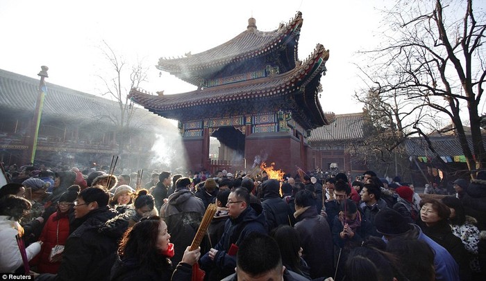 Người dân đi lễ chùa Lama, Bắc Kinh, Trung Quốc