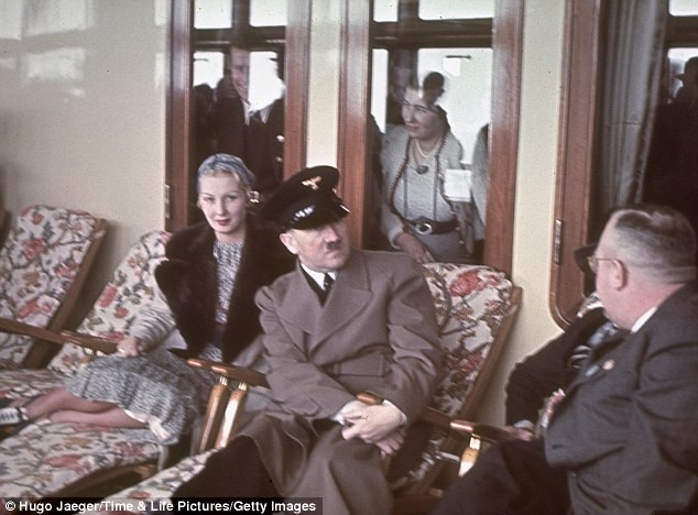 Hitler ngồi cạnh bà Inge Ley trên tàu Robert Ley tháng 4/1939