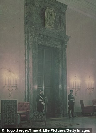 Hitler là người bị ám ảnh bởi sự đồ sộ nên các cửa ra vào tại dinh thự ở Chancellery được thiết kế rất lớn