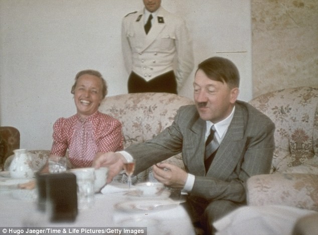 Hitler tham gia tiệc trà cùng mọi người, gồm vợ của chính trị gia nổi tiếng Albert Forster, tại dinh thự Berghof
