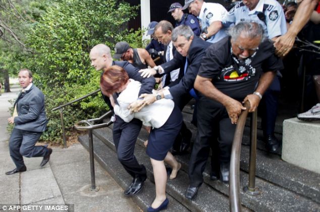 Bà Gillard đã bị vấp ngã và bị rơi mất một chiếc giầy trong quá trình được giải thoát