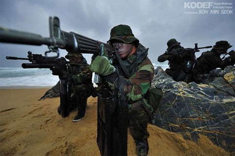Lính thủy đánh bộ Hàn Quốc trong một cuộc tập trận