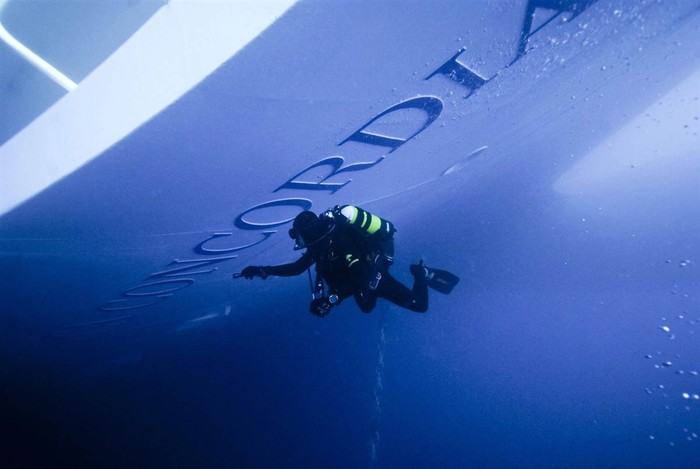 Một thợ lặn đang tìm kiếm bên dưới xác tàu Costa Concordia ngày 19/1. Ít nhất 16 người thiệt mạng vì con tàu này bị đắm.