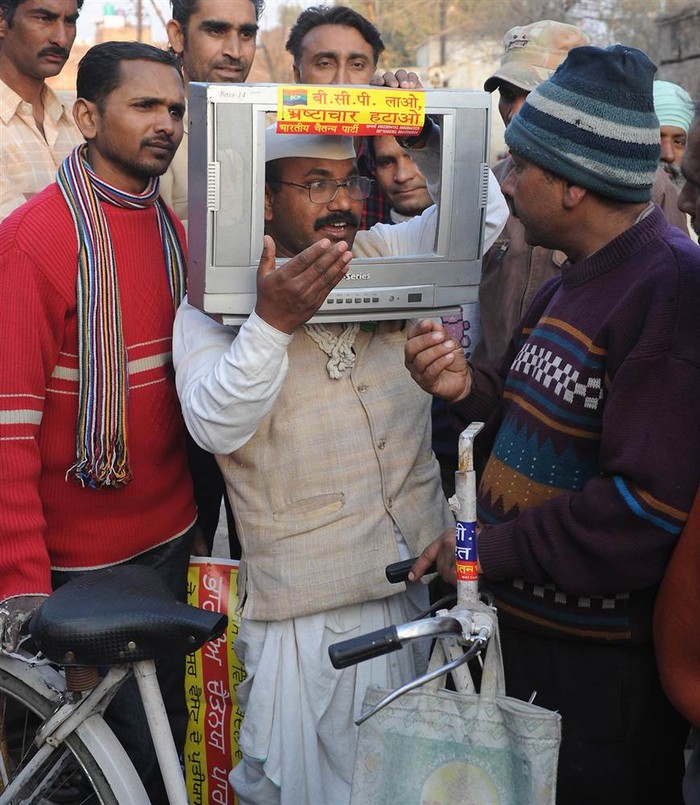Sham Lal Gandhi - một ứng cử viên Đảng Bhartiya Chaitanya tại Amritsar, Ấn Độ đang nói chuyện với người dân về tình trạng không có điện xem truyền hình trong chuyến dịch đạp xe vận động tranh cử ngày 26/1