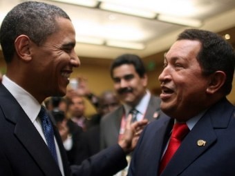 Tổng thống Mỹ Barack Obama và Tổng thống Venezuela Hugo Chavez trong một cuộc gặp gỡ năm 2009. Ảnh AFP