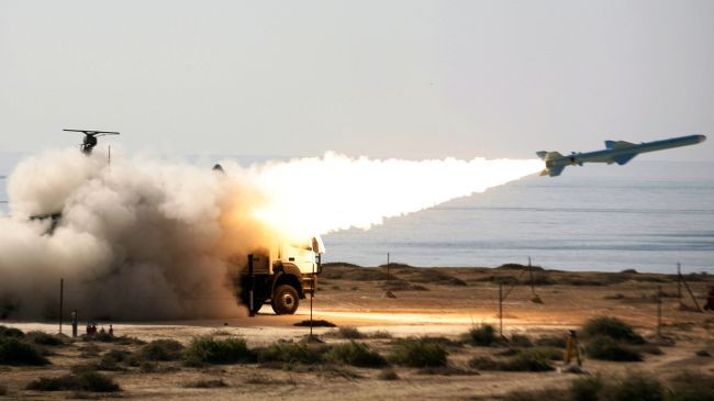 Iran phóng thử thành công tên lửa tầm xa Qader trên eo biển Hormuz hôm 2/1/2012. Ảnh Press TV