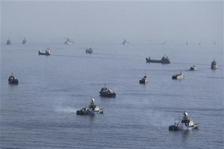 Tàu Iran tham gia tập trận Velayat-90 tại eo biển Hormuz. Ảnh Reuters