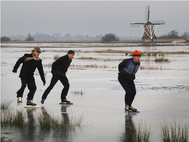 Những người đàn ông trượt băng trên mặt hồ gần Lytse Wielen, bắc Netherlands