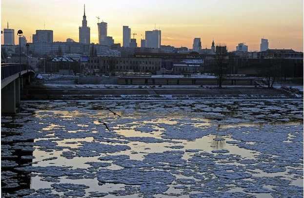 Ánh nắng mặt trời xuất hiện trong buổi sớm phía trên dòng sông Wisla ở thủ đô Warsaw, Ba Lan sau ngày nhiệt độ giảm xuống -27 độ C