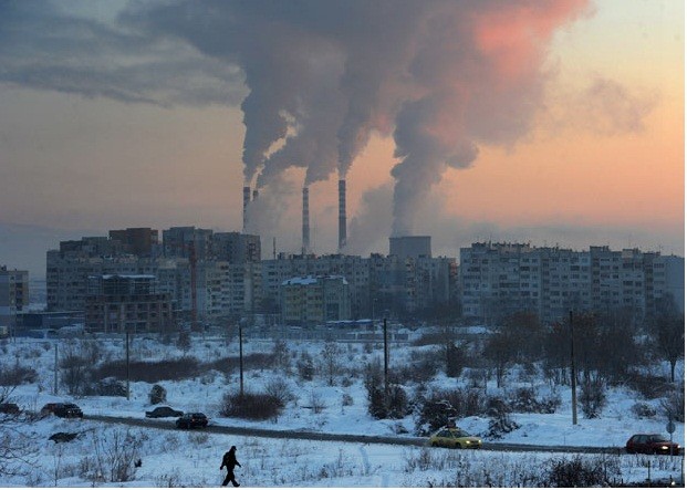 Một người đàn ông đi bộ trong bình minh gần nhà máy nhiệt điện ở Sofia. Nhiệt độ giảm xuống thấp ở mức kỷ lục đã được ghi nhận trên khắp Bulgaria hôm 31/1 và dự kiến sẽ tiếp tục giảm khiến giao thông trên sông Danube và các trường học có nguy cơ phải đóng cửa
