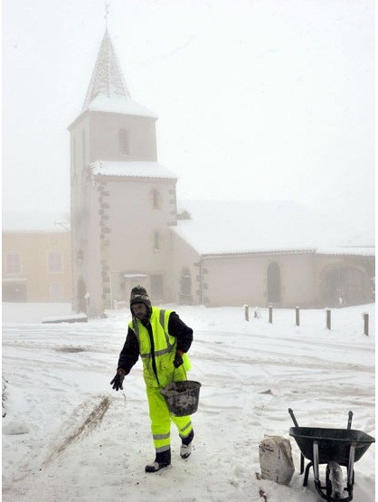 Một công nhân thành phố Vodable, miền Trung nước Pháp rắc muối trên đường để làm tan tuyết