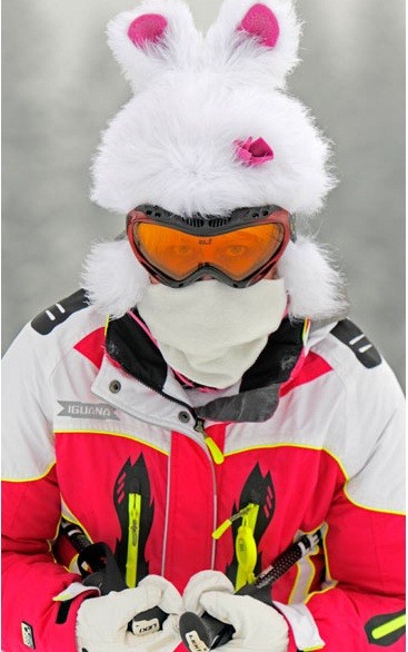 Khách du lịch trượt tuyết tự trang bị quần áo ấm đối phó với thời tiết lạnh giá ở gần Oberhof, miền trung nước Đức