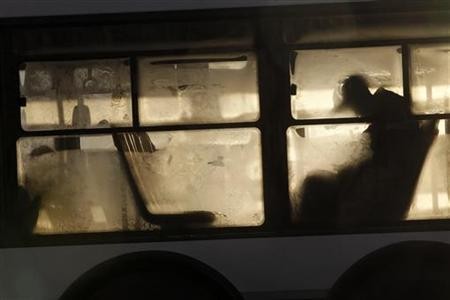 Một người đàn ông ngồi bên trong xe bus tại St Petersburg.