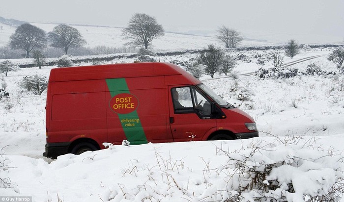 Xe thư bị kẹt trong tuyết tại Exmoor, Somerset, Anh