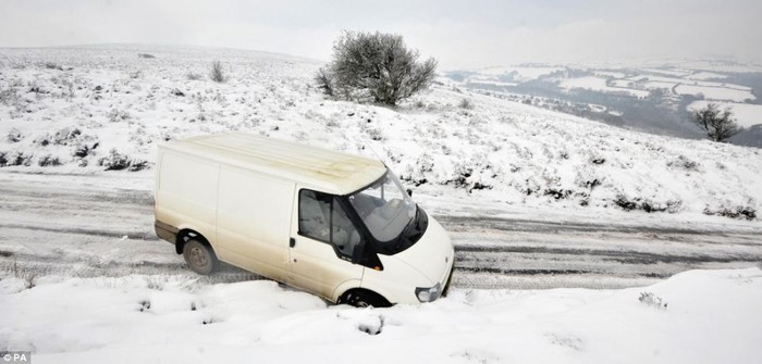 Một chiếc xe bị kẹt trong tuyết tại đồi Dunkery, Exeter, Anh