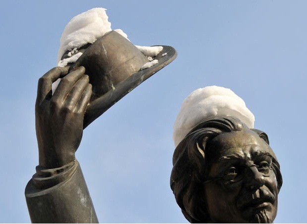Bức tượng tưởng niệm nhà văn Do thái Sholem Aleichem được bao phủ bởi tuyết ở Kiev, Ukraina