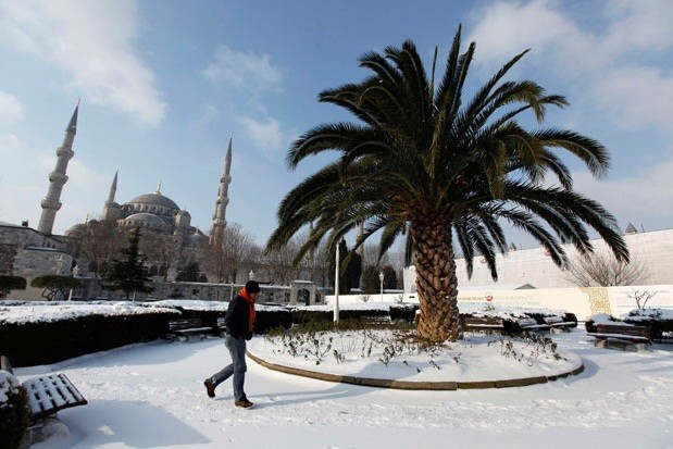 Một người đàn ông băng qua quảng trường Sultanahmet phủ đầy tuyết ở Istanbul