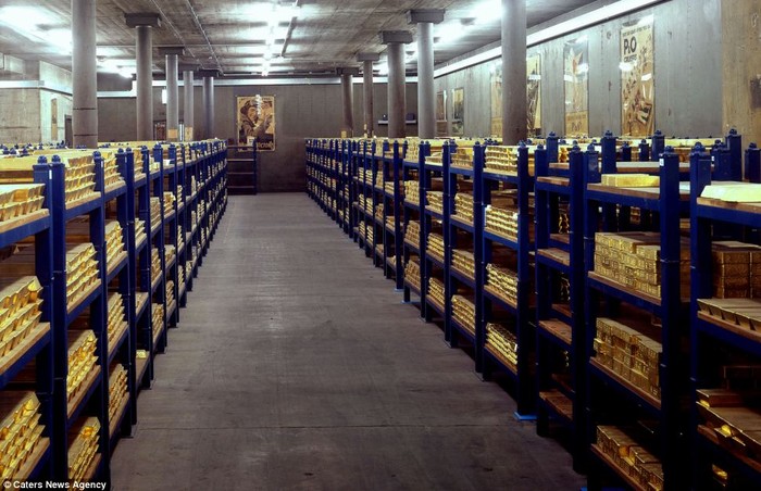 Có tất cả 4.600 tấn vàng trong kho lưu trữ khổng lồ này. Tất cả được xếp trên các kệ, với mỗi kệ chứa hàng chục thỏi vàng, có loại nặng tới khoảng 14 kg/thỏi.