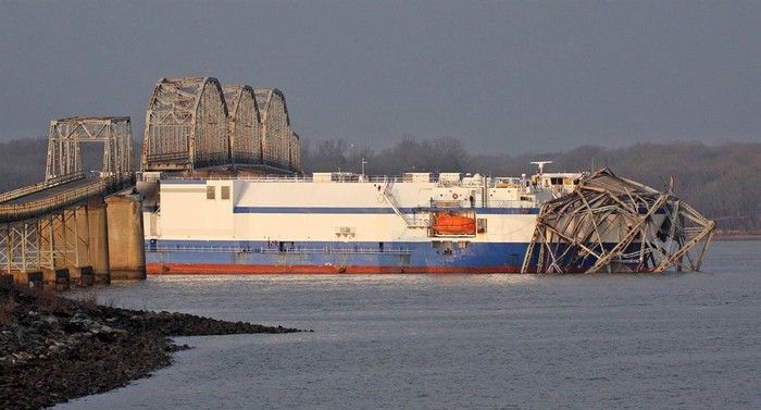 Một tàu chở hàng bị kẹt sau khi va chạm với một cây cầu gần Aurora, Kentucky ngày 27/1