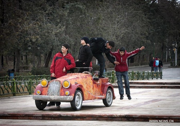 Học sinh trung học vui chơi tại công viên Mellat phía bắc Tehran ngày 2/2