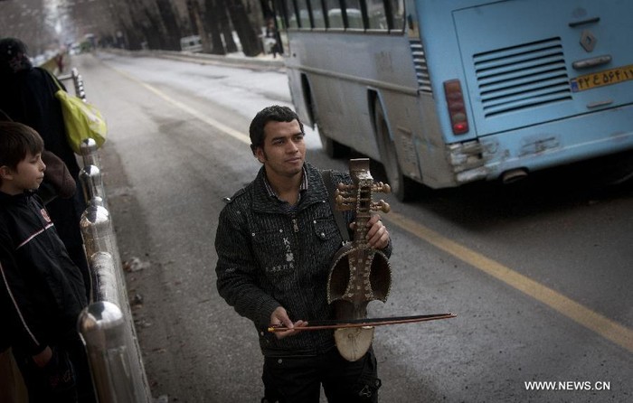 Nghệ sĩ chơi đàn gheychak, một nhạc cụ truyền thống của Iran, tại con phố phía bắc thủ đô ngày 2/2.