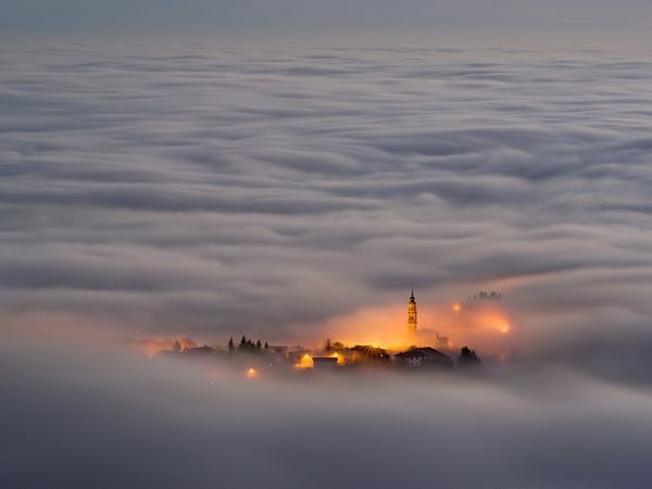 Thị trấn nhỏ nằm trên cao nguyên Asiago, Ý bao phủ trong sương mù buổi sớm. Ảnh Vittorio Poli