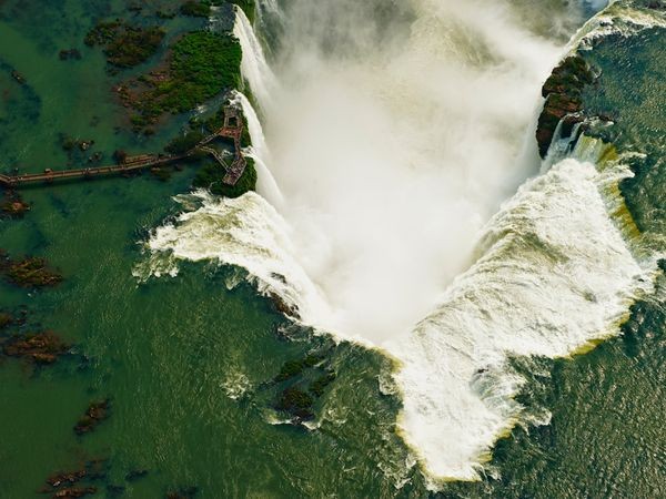 Bức ảnh ngoạn mục của thác Iguazu nhìn từ trên cao. Ảnh Chris Schmid.