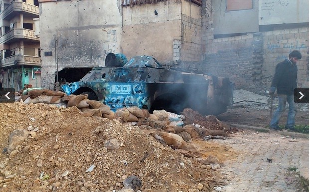 Một chiếc xe bị đốt cháy trong cuộc xung đột tại Khaldiyeh, gần Homs - nơi diễn ra nhiều cuộc biểu tình đẫm máu trong thời gian qua