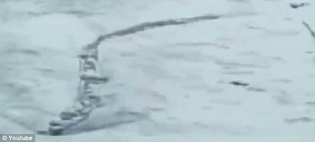 Thủy quái di chuyển trên sông băng tại Iceland