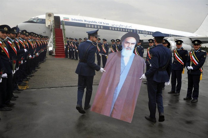 Các binh sĩ Không quân Iran mang bức chân dung người sáng lập nhà nước Cộng hòa Hồi giáo năm 1979 Ayatollah Ruhollah Khomeini lên máy bay tại sân bay Merhrabad, Tehran ngày 1/2.