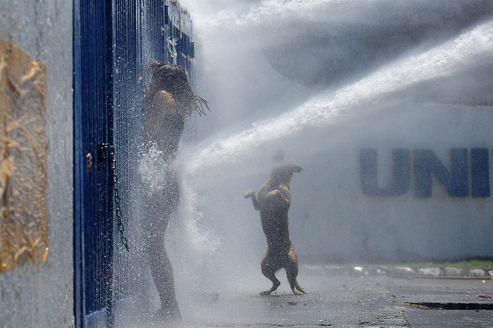 Một sinh viên Chile bị phun pháo nước bởi cảnh sát chống bạo động trong một cuộc biểu tình phản đối Tổng thống Sebastian Pinera, tại Santiago, Chile ngày 2/2.