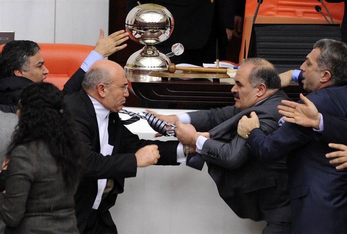 Một cuộc ẩu đả giữa các ông nghị Thổ Nhĩ Kỳ ngay trong phiên tranh luận tại quốc hội ở Ankara hôm 8/2.