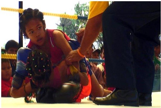 Một cặp võ sĩ bé gái trên sàn đấu